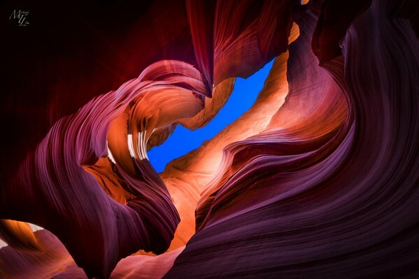 Grotte dans la gorge des rochers dans le silence