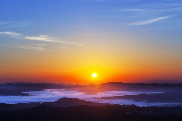 Montagnes basses au coucher du soleil du soir