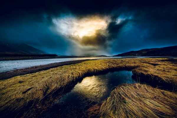 Rivière de nuit et nuages épais