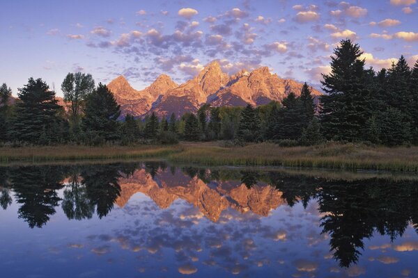 Reflet des montagnes dans un lac propre