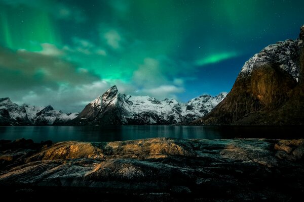 En Norvège, la nuit dans les montagnes des aurores boréales