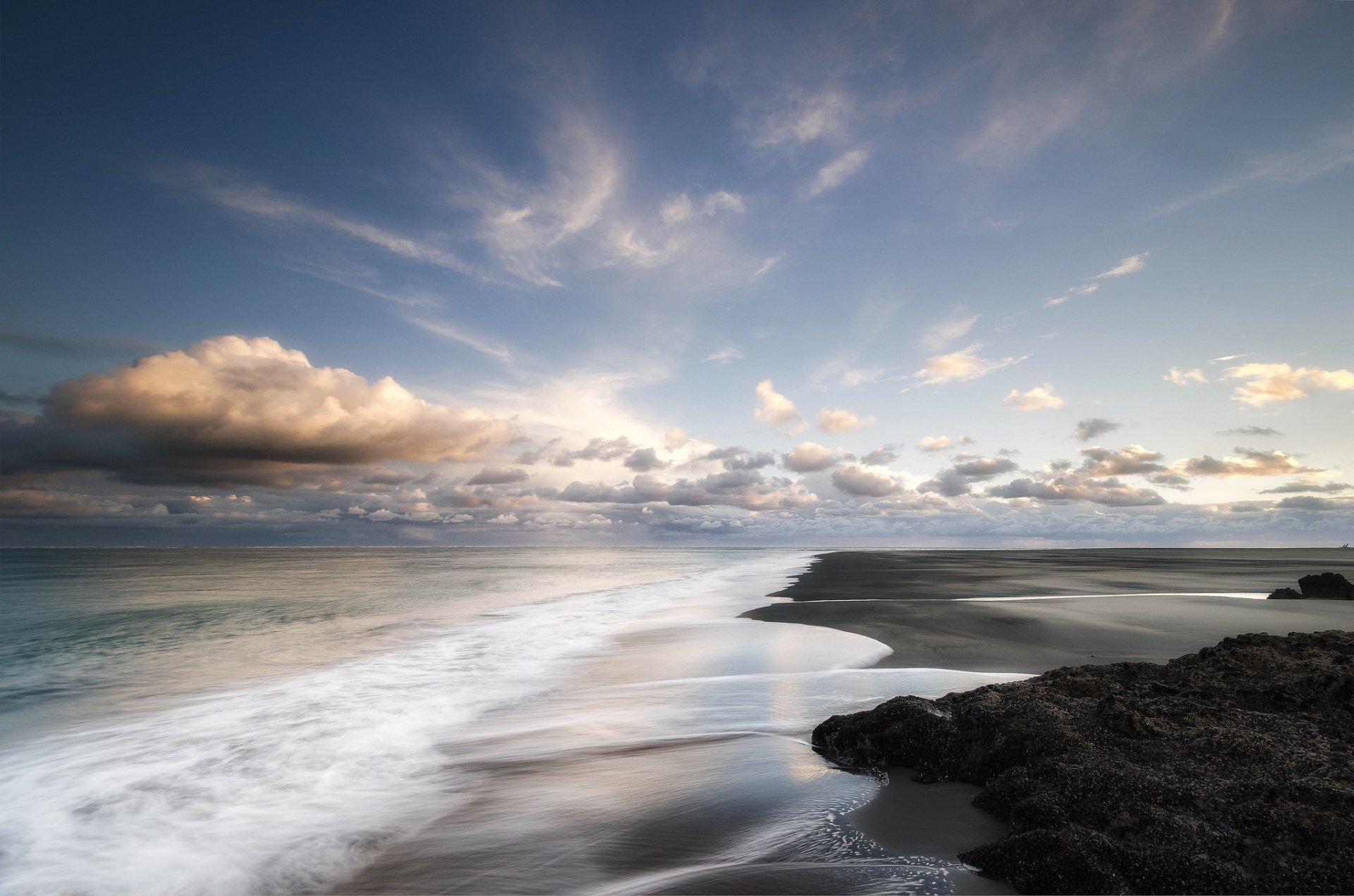 mer côte nuages sable soir
