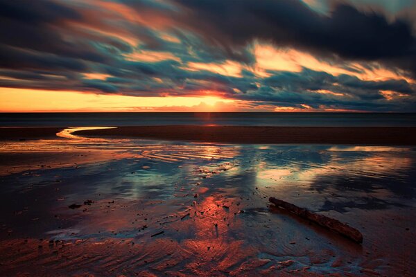 Coucher de soleil sur la côte de la mer