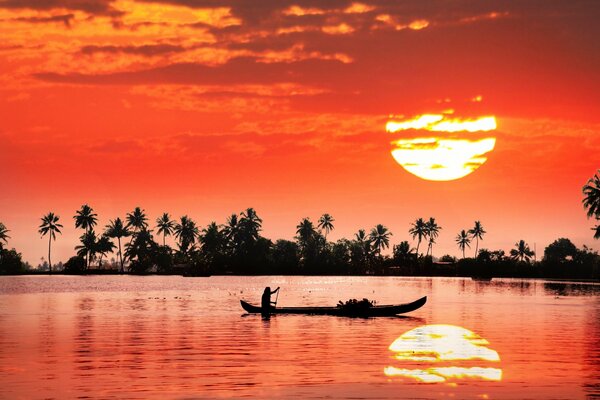 Bateau dans la rivière au beau coucher de soleil