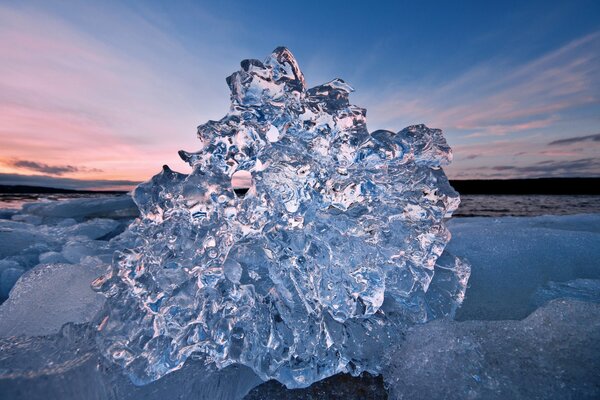 Glace transparente brillante sur fond de coucher de soleil