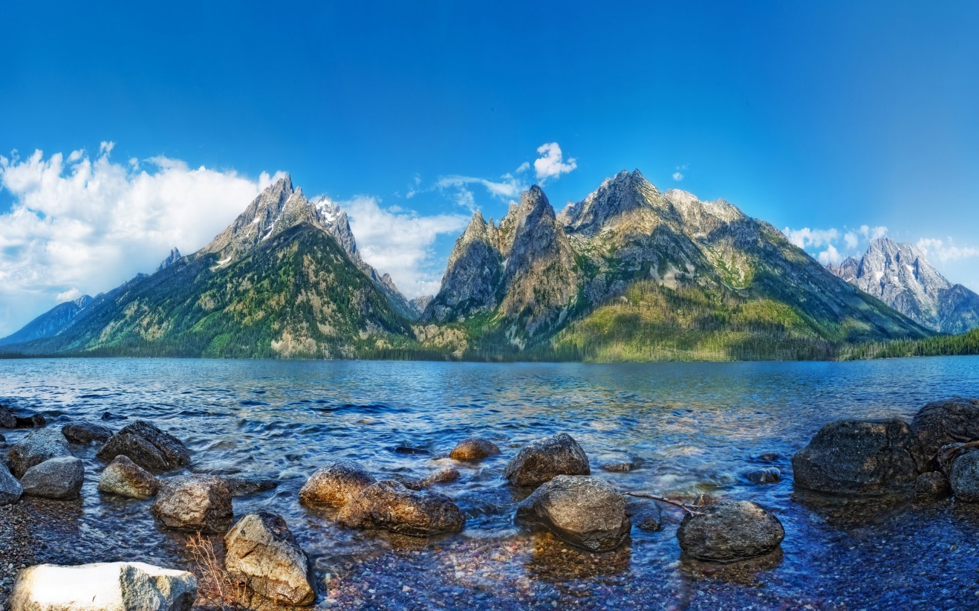montagnes lac nuages