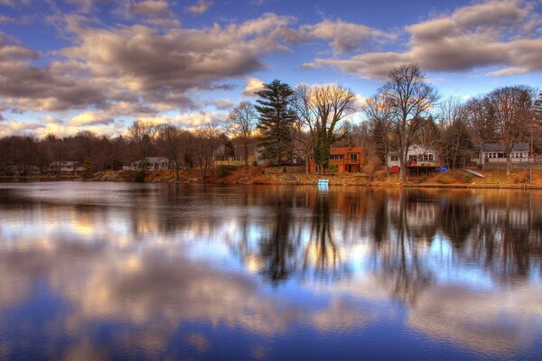 Belle photo de la maison au bord de la rivière