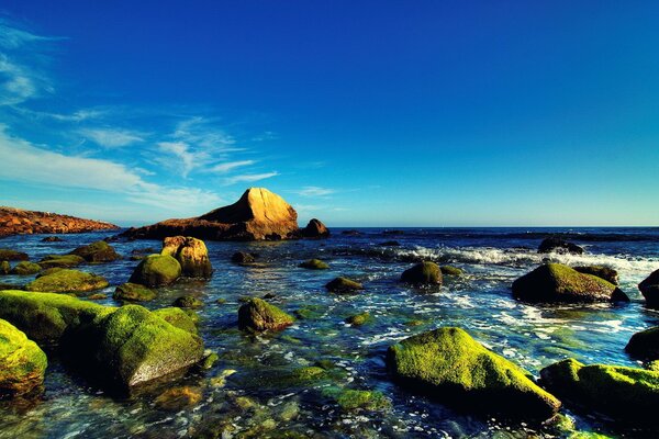 Incroyablement belles pierres dans la mer