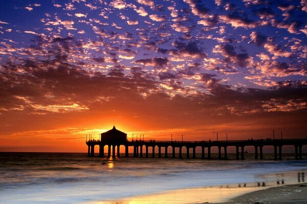 Incroyable beauté coucher de soleil sur la plage de Californie