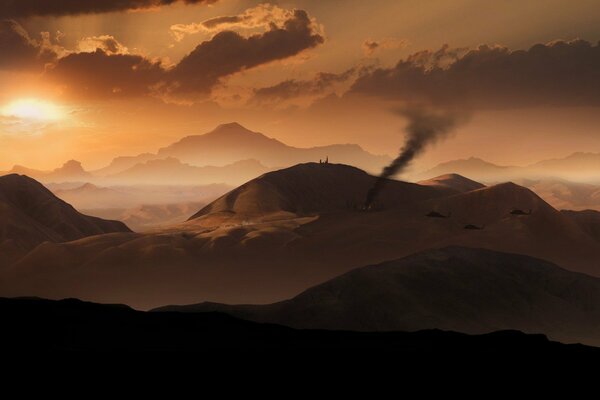 Coucher de soleil dans le désert. Fond d ouragan