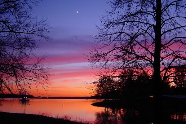 Coucher de soleil sur la rive de la rivière