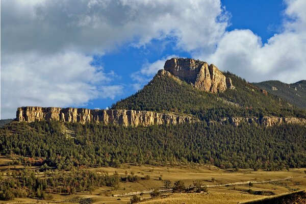 Chaîne de montagnes dans la vallée des forêts