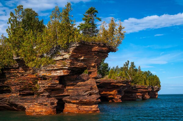 Falaises remarquables au-dessus de la mer bleue