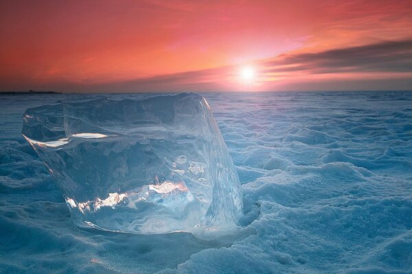 Neige sur fond de ciel rouge