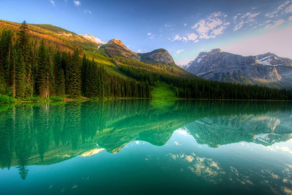 Lac forestier sur fond de montagnes au Canada