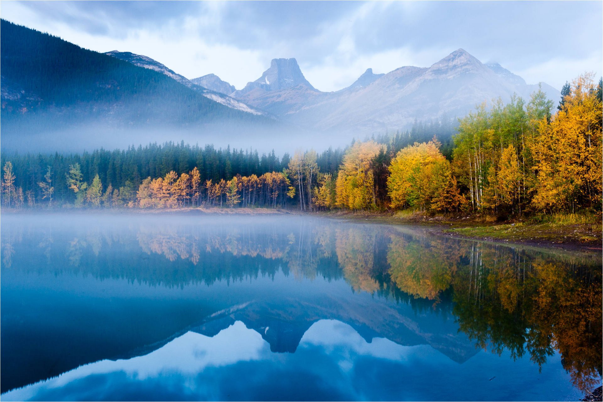 lac de montagne automne forêt sommets surface réflexion nature
