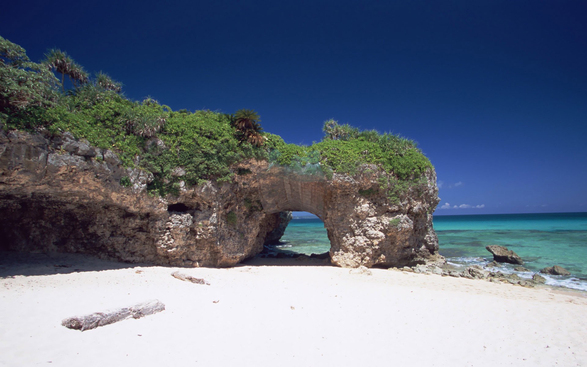 japon okinawa plage mer océan sable arche roches pierres verdure