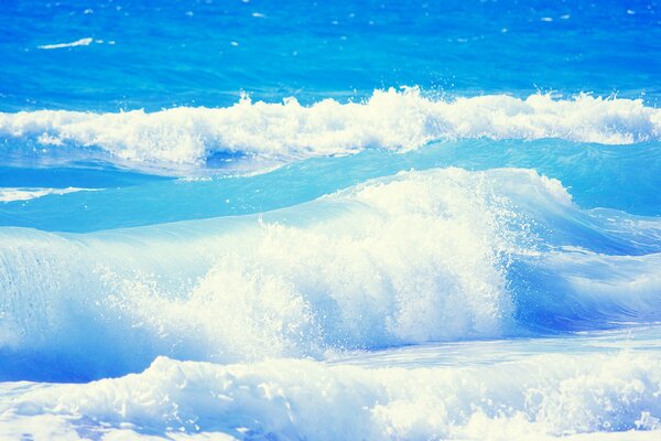 Les vagues de l océan bleu se brisent sur le rivage