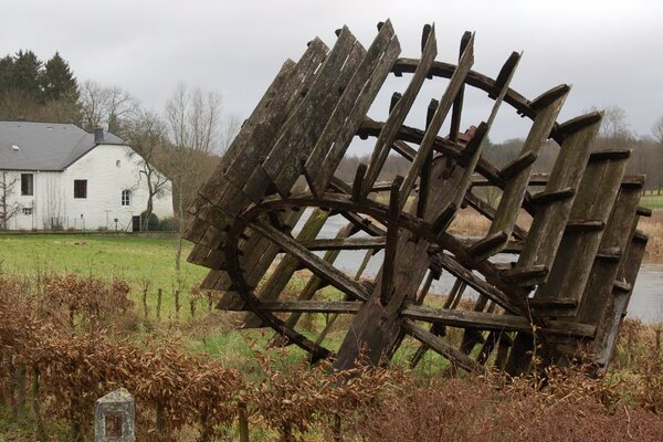 Roue d un vieux moulin à eau