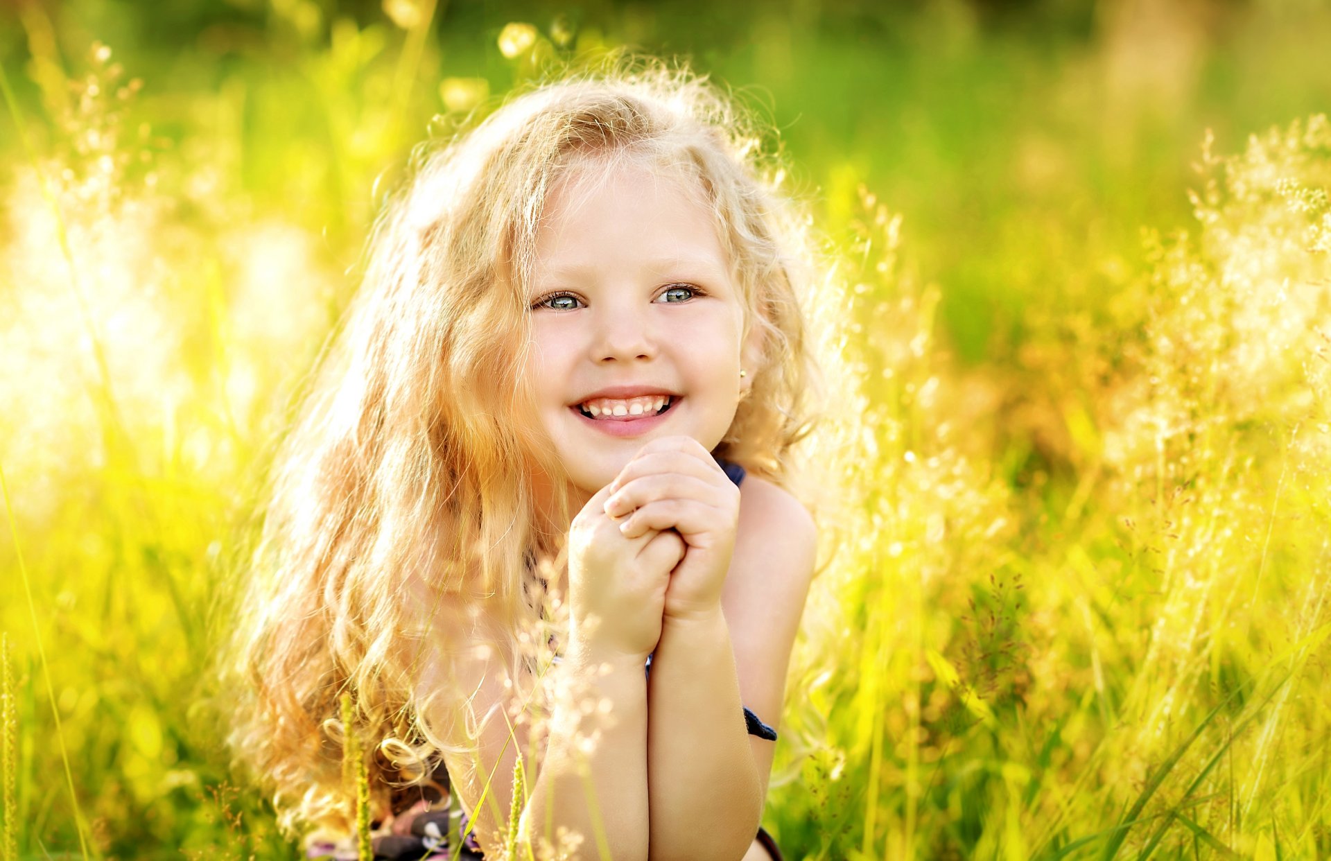 fille cheveux été bonheur joie enfance rire herbe lumière