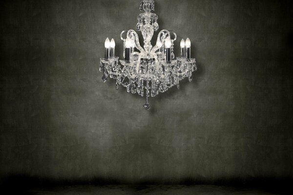 Beau lustre en cristal sur fond noir