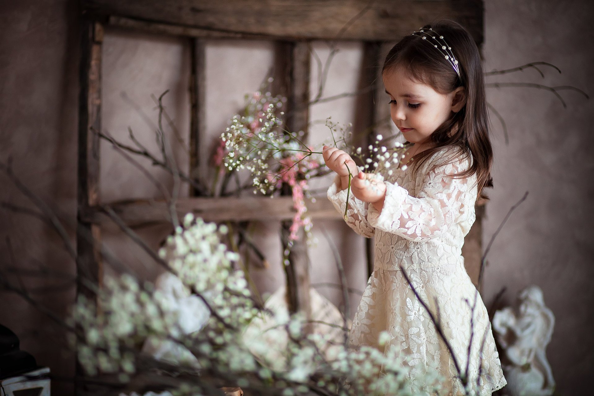 enfant fille fleurs sourires