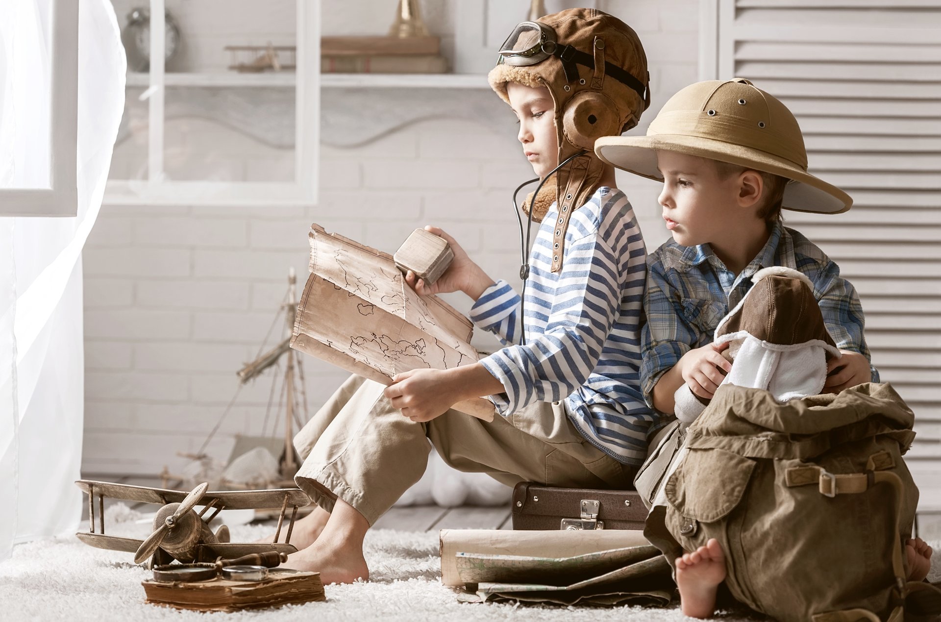 garçons enfants jeu chapeau valise cartes avion aviateurs