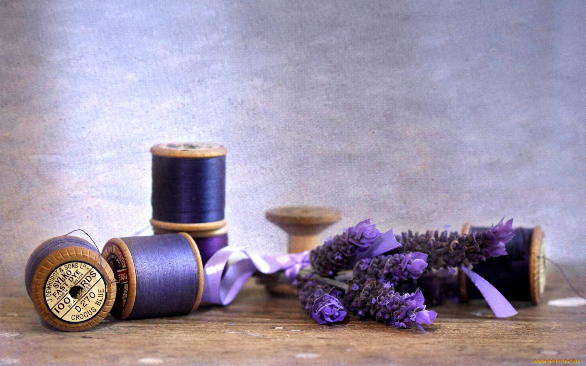 fils bobines lavande ruban fleurs