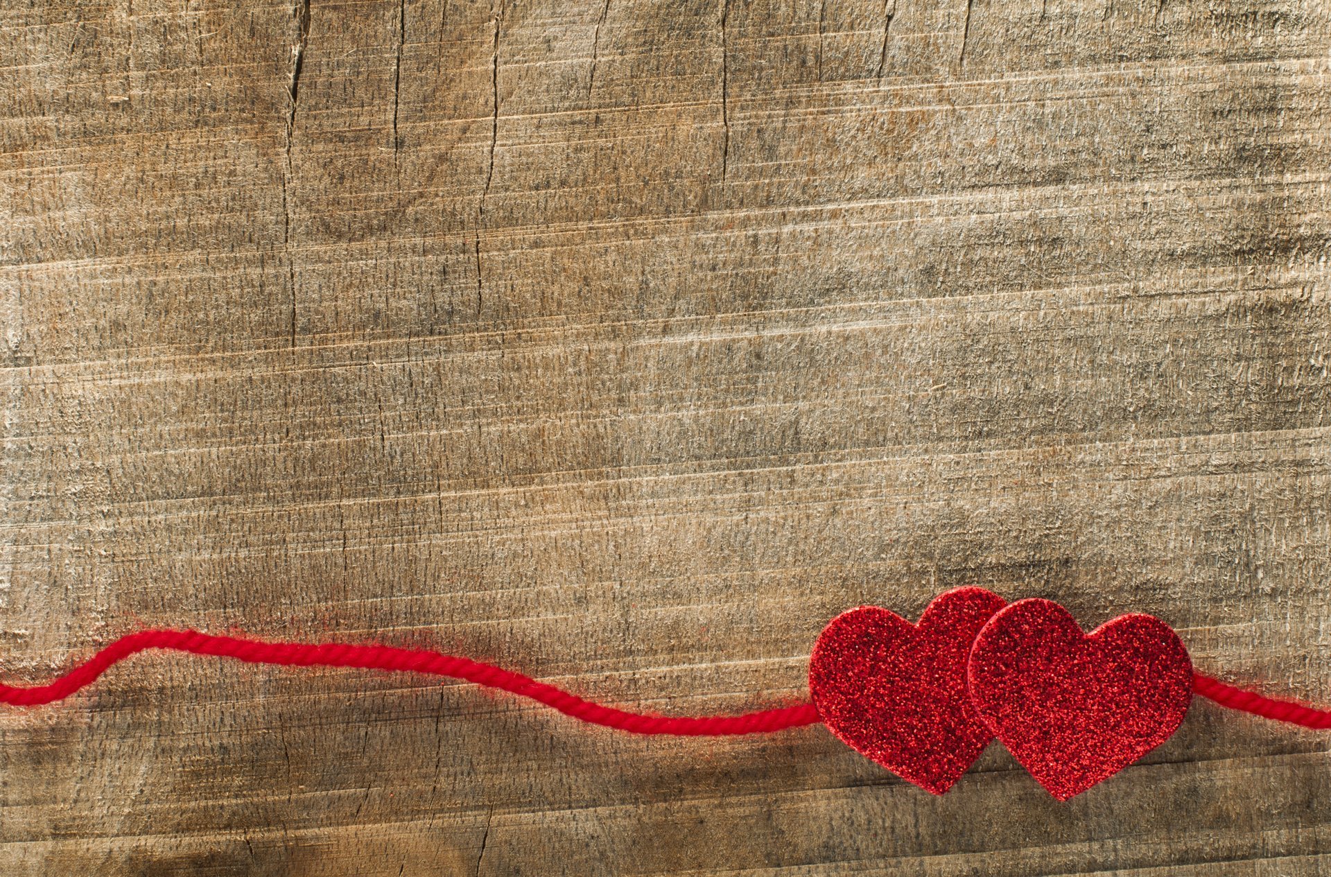 coeurs coeurs rouge fil fond bois