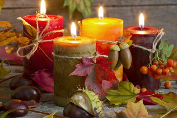 Nature morte dans le style d automne avec des bougies et des feuilles