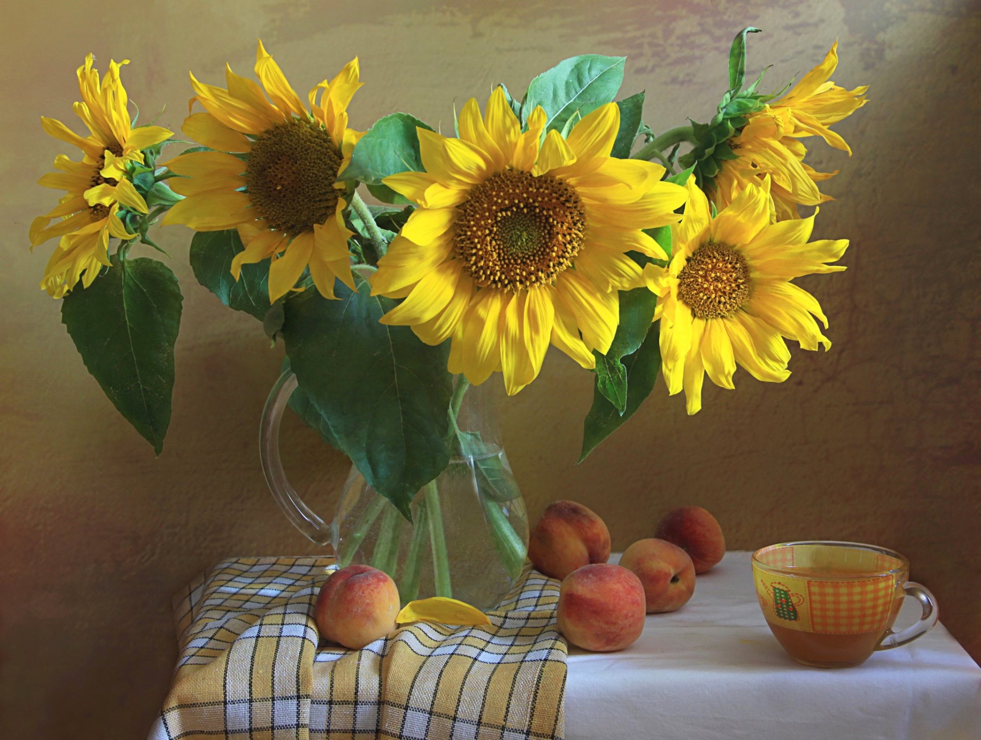 nature morte cruche fleurs tournesol pêches tasse