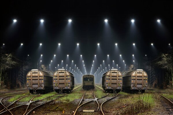 Voitures de nuit au milieu des projecteurs