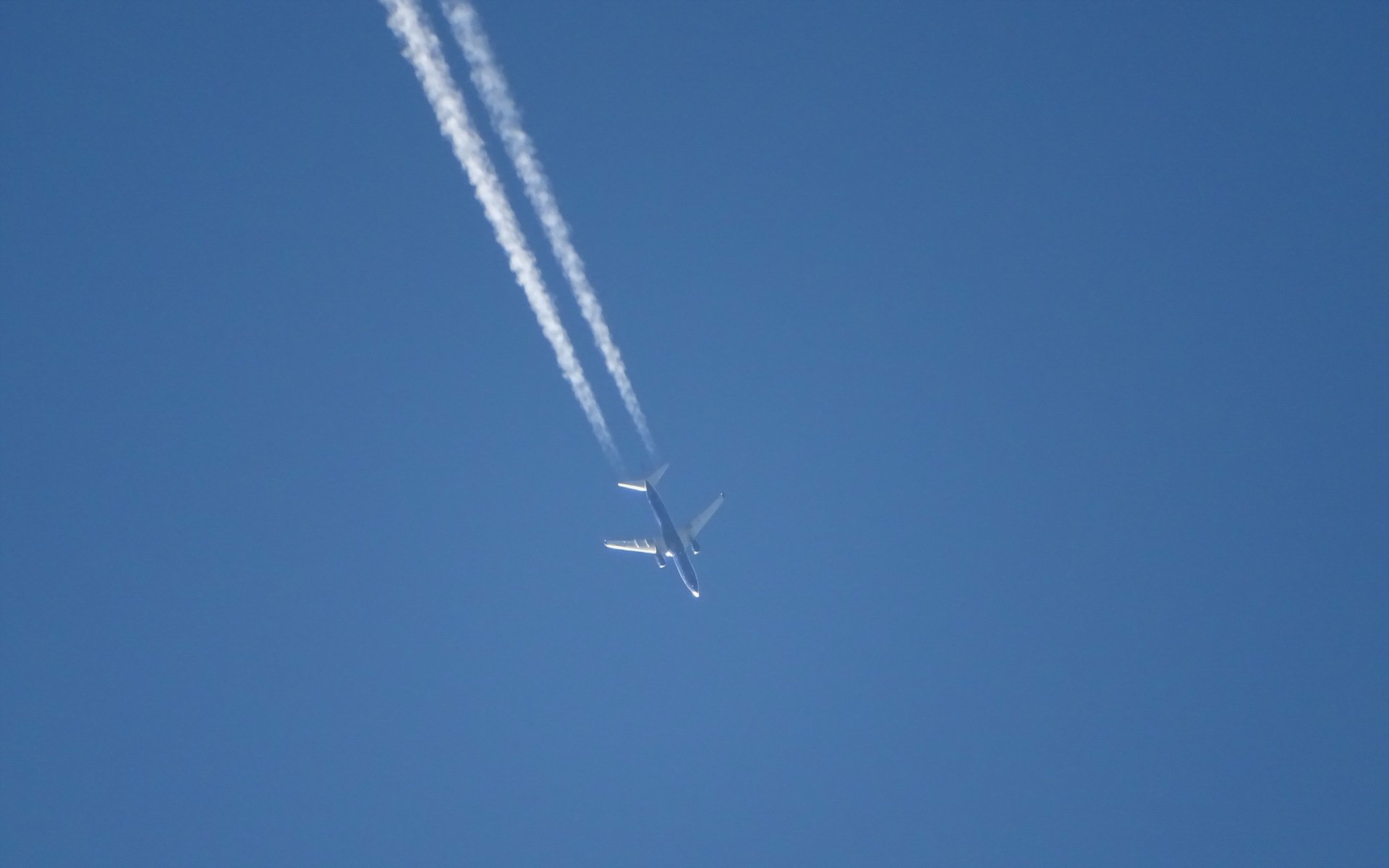 avion ciel minimalisme