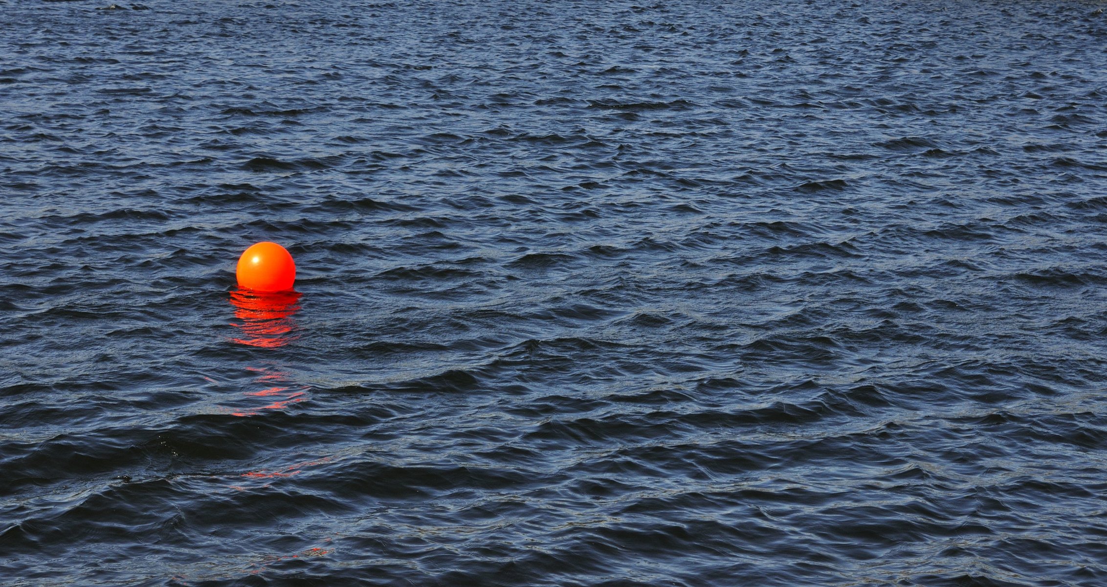 greg stevenson photographe photo eau plan d eau vagues boule rouge marik flotteur balise
