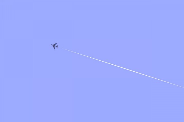 L avion laisse une trace dans le ciel