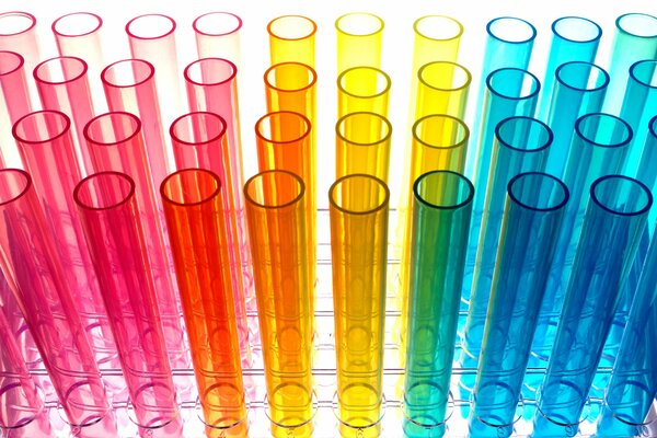 Flacons et tubes multicolores dans la gamme