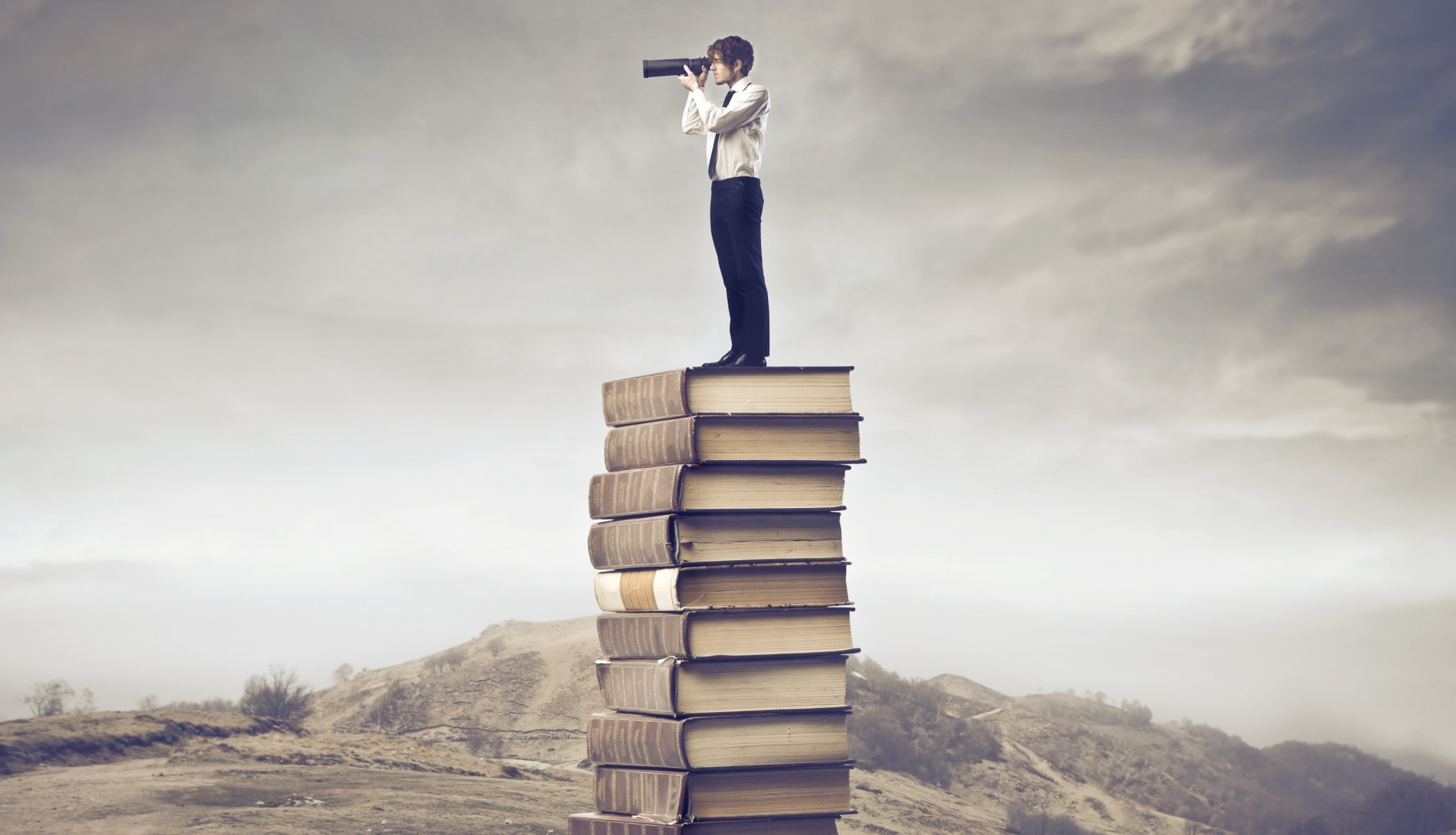 le gars un télescope des livres terrain de