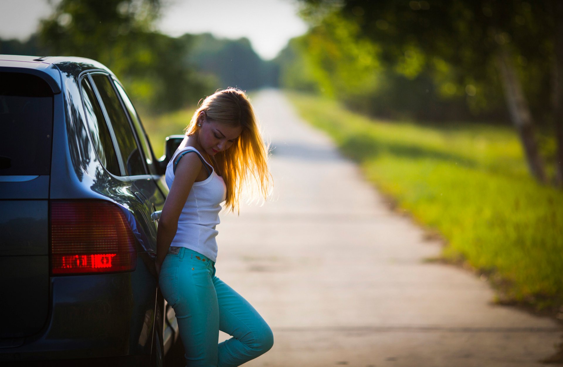 sur la route la jeune fille l auto la route