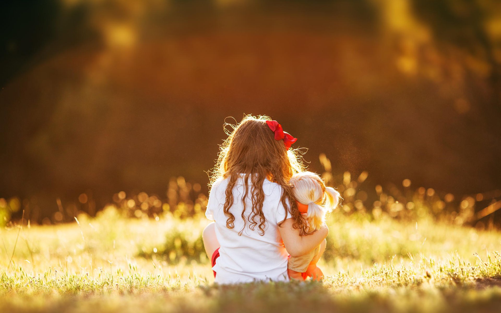 la fille de la photo l enfant l amour le soleil la jeune fille du sujet le bonheur la vie l été la lumière le moment la poupée le dos heureusement lumineuse avec un arc dans l enfance