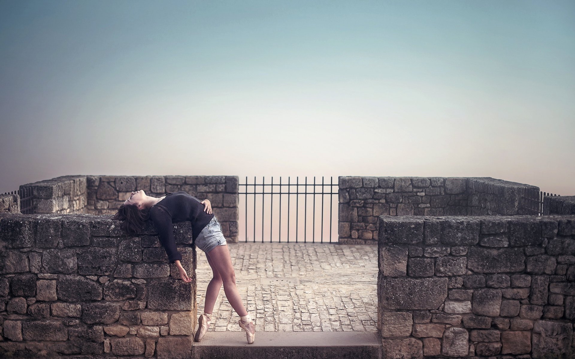 la jeune fille une danseuse de la posture
