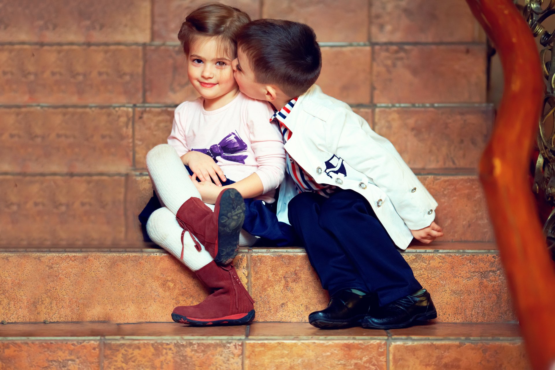 le garçon fille des amis un baiser enfants fille de la tendresse