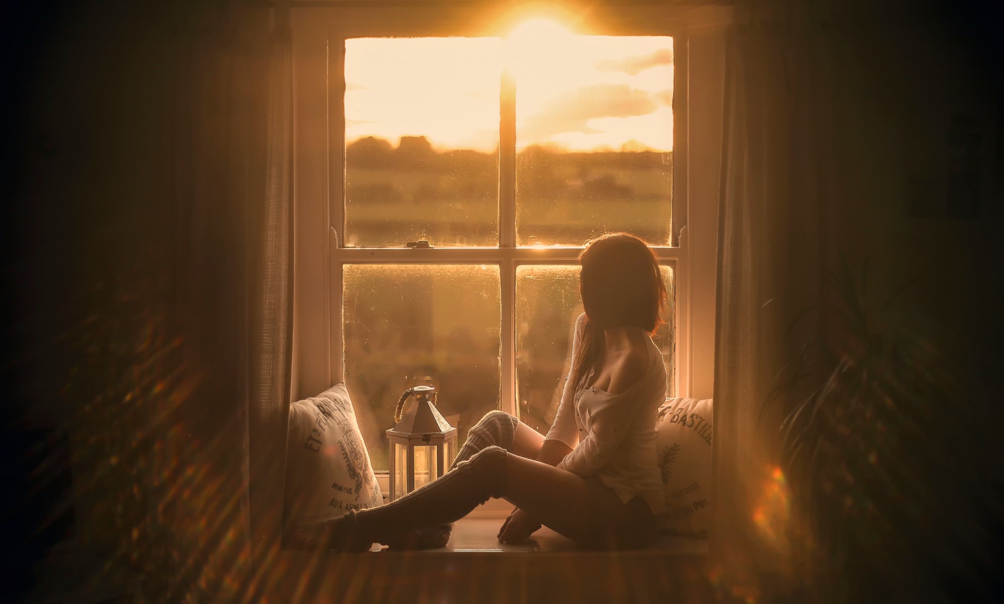 natural touch fille fenêtre pieds oreillers