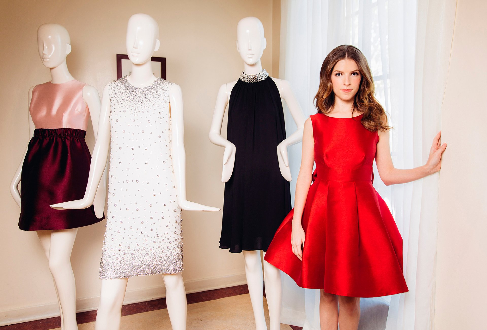 anna kendrick robe rouge la maison les tenues les mannequins