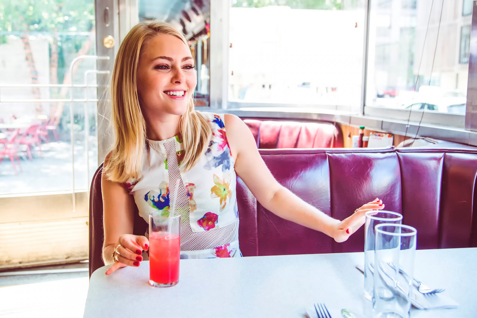robb anna-sophia robb rire table nkd