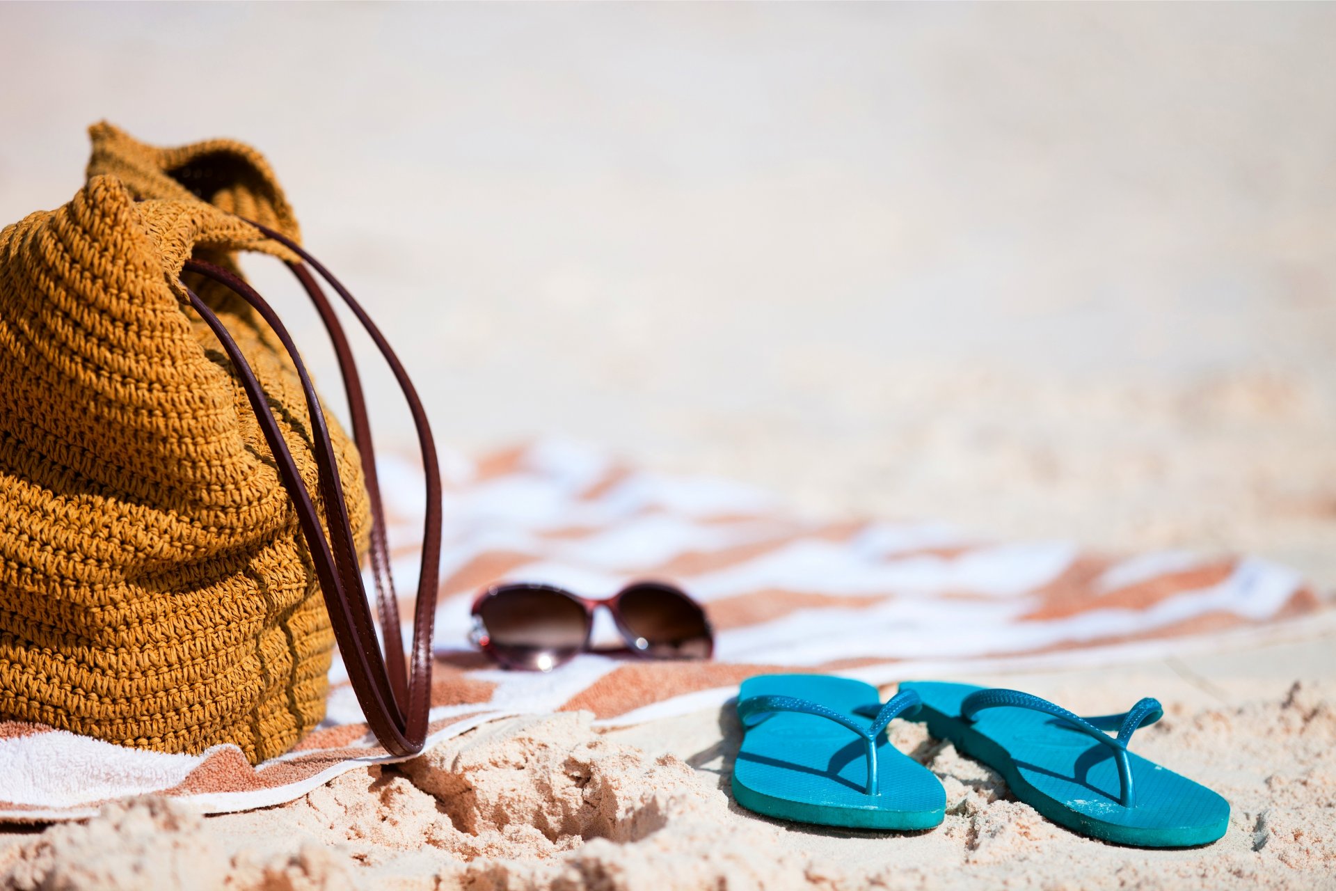 l été les vacances la plage les accessoires l été le sable le soleil un sac des lunettes des ardoises