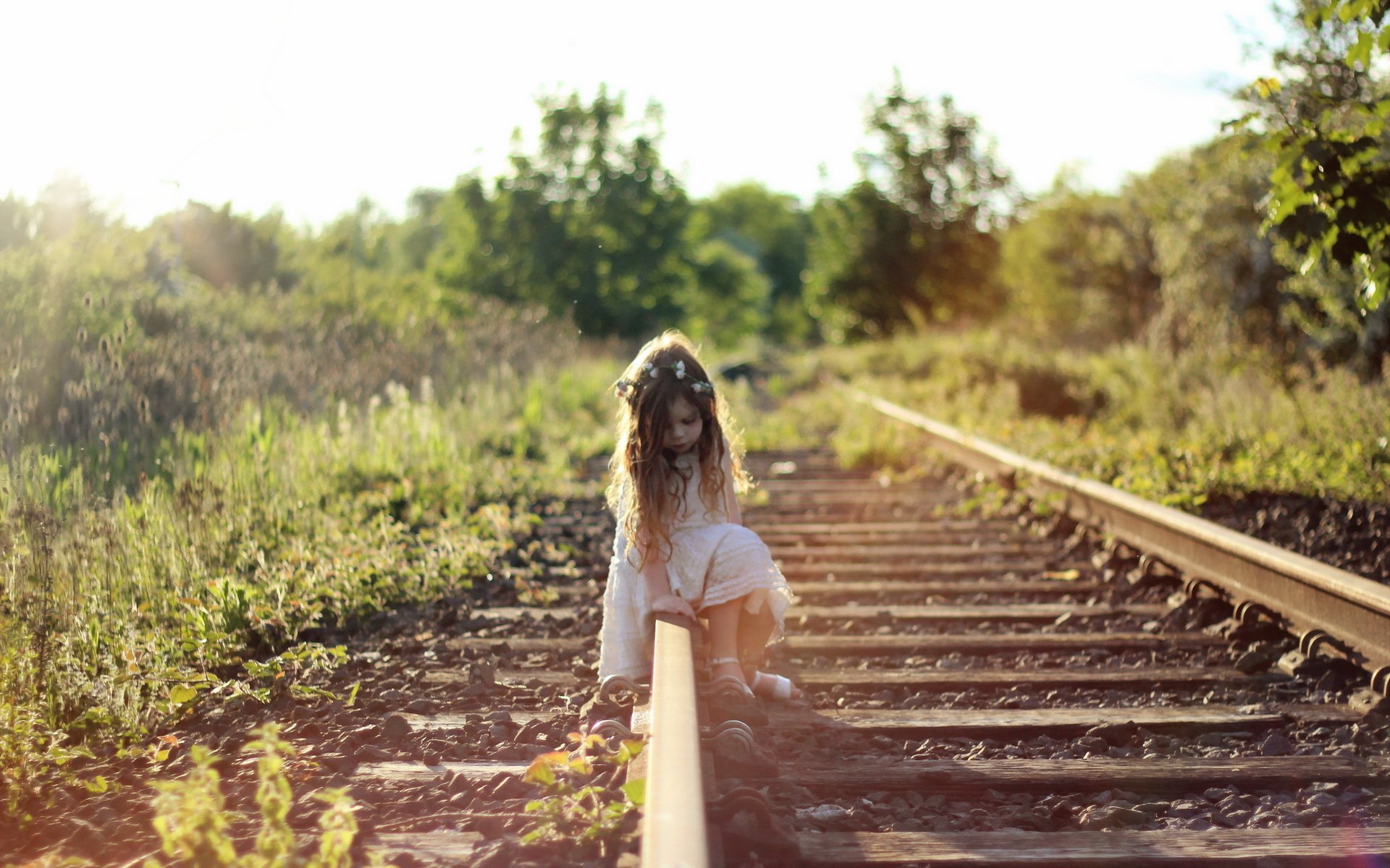 fille chemin de fer humeur été