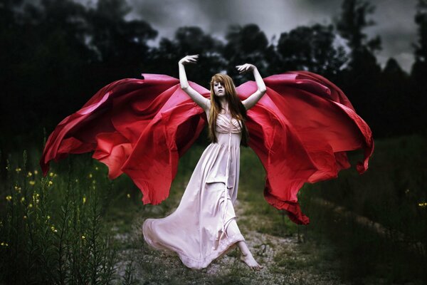 Fille aux pieds nus dans une robe longue