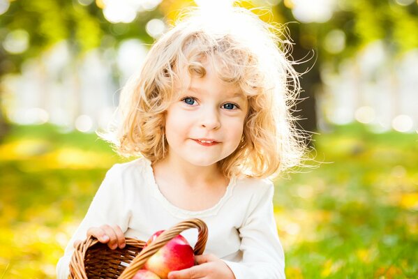 Bébé ensoleillé Sur pomme Sauvé