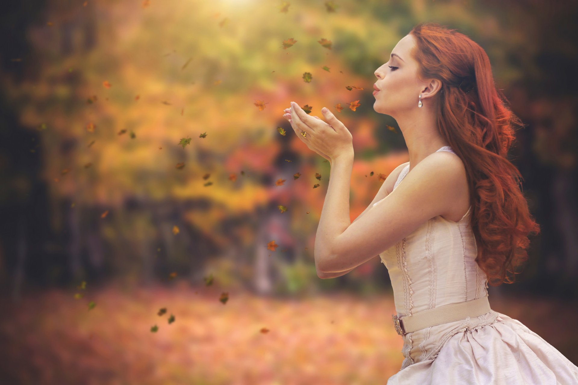 l automne les feuilles la jeune fille