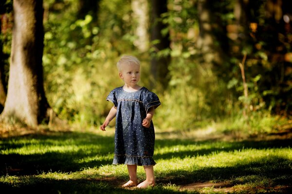 Bébé à platice sur la clairière de la forêt